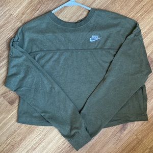 NIKE women’s cropped crewneck!